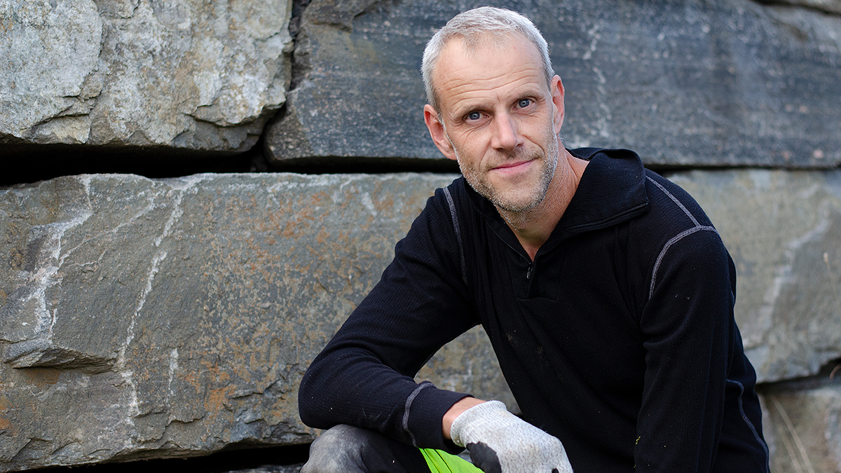 Jostein ved natursteinsmur